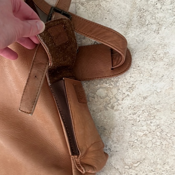 ๐HP๐Vintage camel colored leather messenger bag - Picture 5 of 5